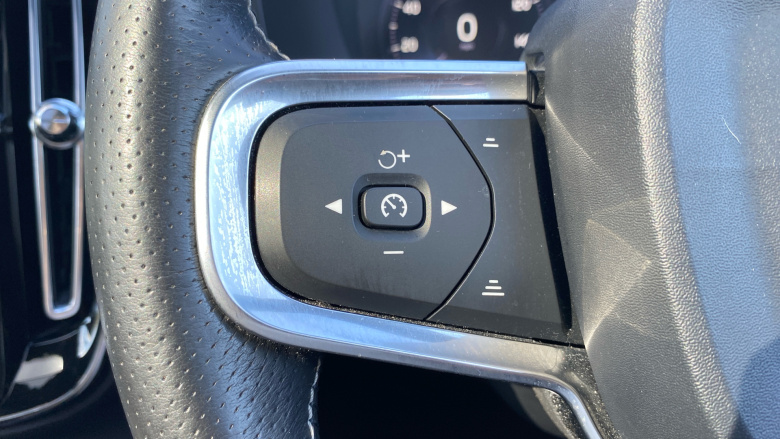 Volvo Xc40 2.0 D4 [190] R DESIGN Pro 5dr AWD Geartronic Diesel Estate